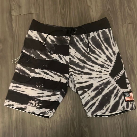 Volcom Other - Volcom mod tech board shorts size 32